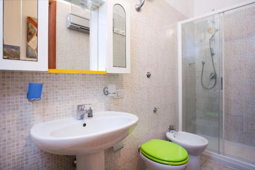 ein Bad mit einem Waschbecken, einem WC und einer Dusche in der Unterkunft Davi in Cagliari