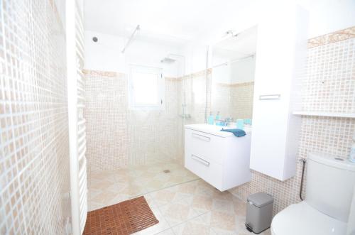 un bagno bianco con un water e un lavandino di Les Pénates a Saint-Laurent-sur-Sèvre