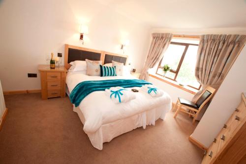 Un pat sau paturi într-o cameră la Abhainn Cottage