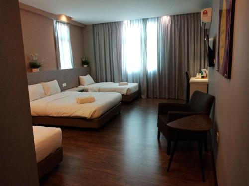 A bed or beds in a room at Lemon 8 Boutique Hotel @ Melaka