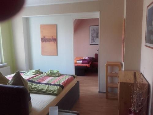 ein Schlafzimmer mit einem Bett und ein Wohnzimmer in der Unterkunft Modern Apartment near Sea in Wismar in Wismar