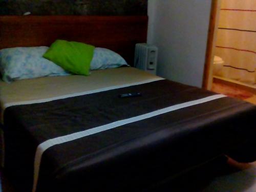 een koffer op een bed in een kamer bij Hospedaria do Seixo in Porto