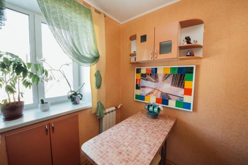 イヴァノヴォにある2К Апартаменты на улице Громобояの窓、テーブル付きのキッチンが備わります。