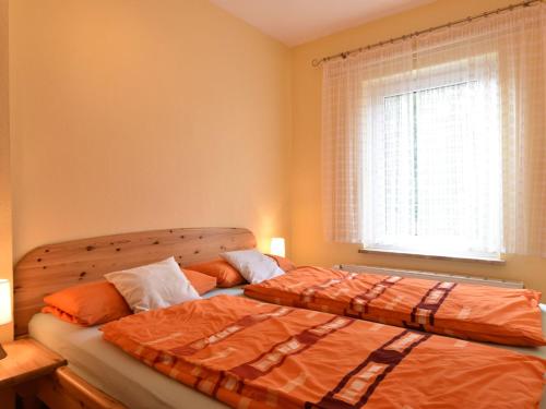- 2 lits dans une chambre avec fenêtre dans l'établissement Attractive Bungalow in Damshagen near the Sea, à Damshagen
