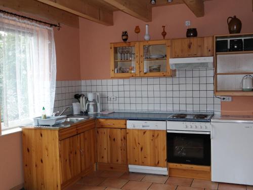 Restful Holiday Home in Rethwisch with Sauna and Whirlpoolにあるキッチンまたは簡易キッチン