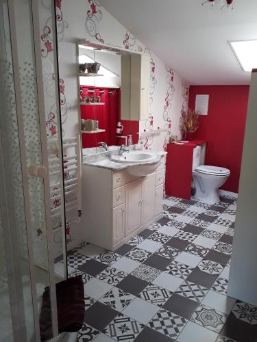 une salle de bain avec un lavabo et des toilettes dans l'établissement Le relais de la cure, à Saint-Juire-Champgillon