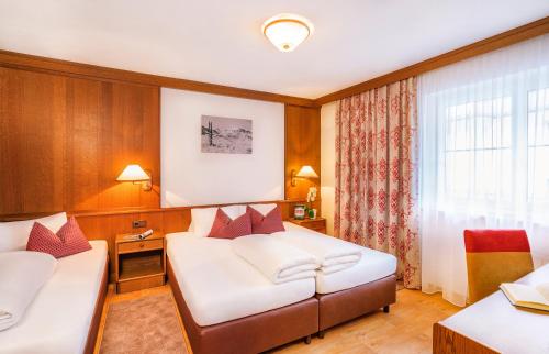 Postel nebo postele na pokoji v ubytování Hotel Garni Chasa Sulai