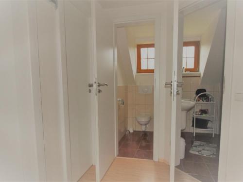 イレムニツェにあるSnarfのバスルーム(洗面台、トイレ付)が備わります。