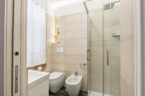 ローマにあるトラステヴェレ スイート ハウスのバスルーム(シャワー、トイレ、シンク付)