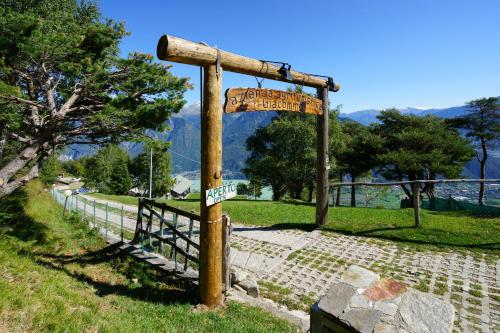 a street sign on a pole next to a hill at Agriturismo Giacomino in Gera Lario