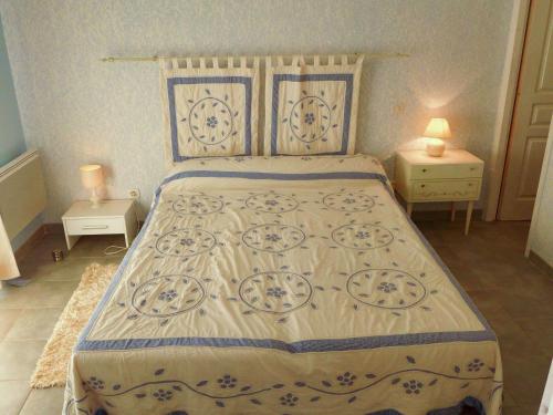 une chambre avec un lit et deux tables de nuit dans l'établissement Narbonne Holiday Home with Pool, à Narbonne