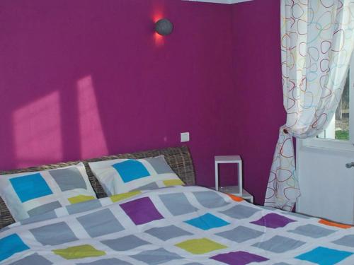リル・シュル・ラ・ソルギュにあるSpacious Holiday Home in Provence with Private Poolの紫の壁のベッドルーム1室、ベッド1台が備わります。