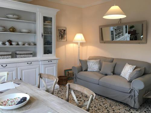 un salon avec un canapé et une table dans l'établissement 1886 Casa Medone, à Levanto