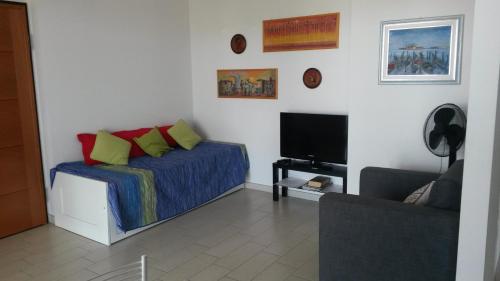 salon z łóżkiem i telewizorem w obiekcie Bellavista - Pescara colli w mieście Pescara