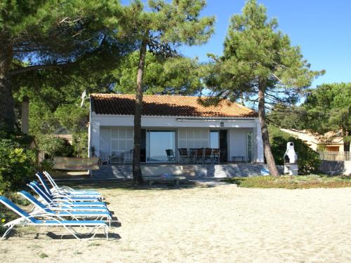 un gruppo di sedie sulla spiaggia di fronte a una casa di Attractive Villa in Moriani Plage at Sea a San-Nicolao