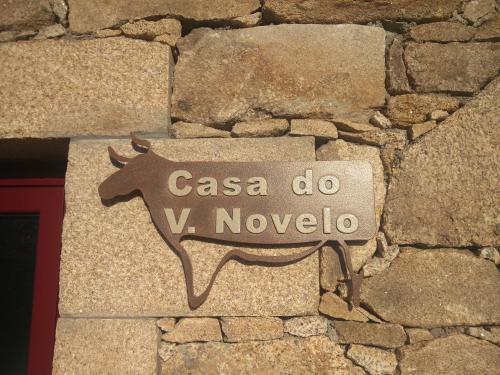a sign that says casa do x novo on a stone wall at Cidadelhe Rupestre Turismo Rural in Cidadelhe