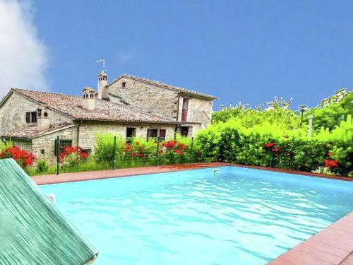 a large swimming pool in front of a house at Belvilla by OYO Cal Bianchino in Mercatello sul Metauro