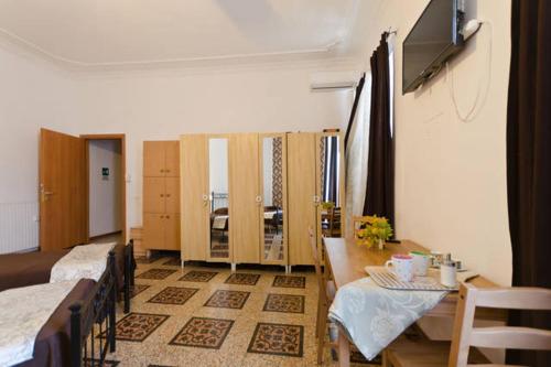 um quarto com duas camas e uma mesa e uma sala de jantar em Hostel Castello Maggiore em Roma