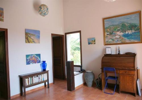 uma sala de estar com um piano e uma janela em Maja em Favone