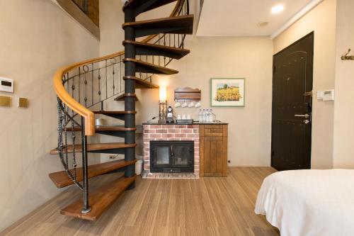 a room with a spiral staircase and a fireplace at Puli Story House in Puli
