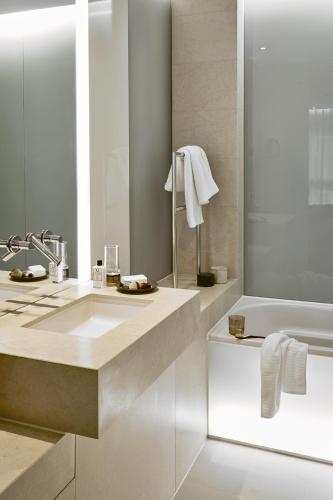 Un baño de SIDE, Hamburg, a Member of Design Hotels