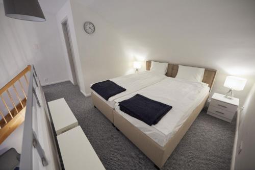 ブダペストにあるFewo Oktogonのベッドルーム1室(大型ベッド1台、壁掛け時計付)