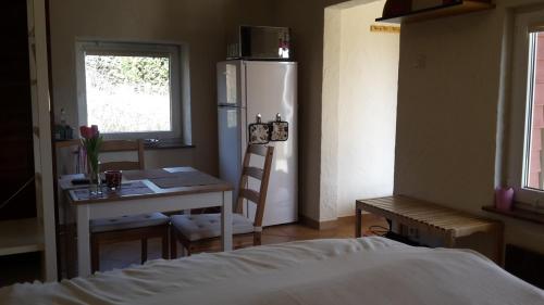 - une chambre avec un bureau, un réfrigérateur et une table dans l'établissement Gemütliches Gästehaus, à Bahretal