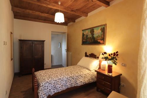 a bedroom with a bed and a painting on the wall at Platea Oche in Sutri
