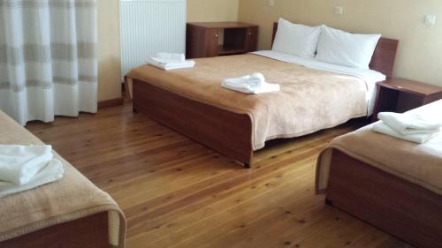 a hotel room with two beds with towels on them at Panorama Kakopleyri Kalabakas in Kakoplévrion