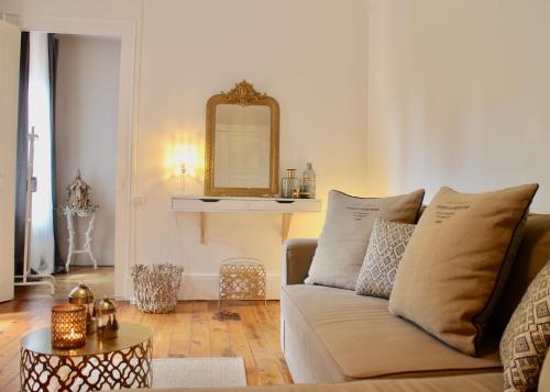 巴羅的住宿－La Maison Au Bois Dormant，带沙发和镜子的客厅