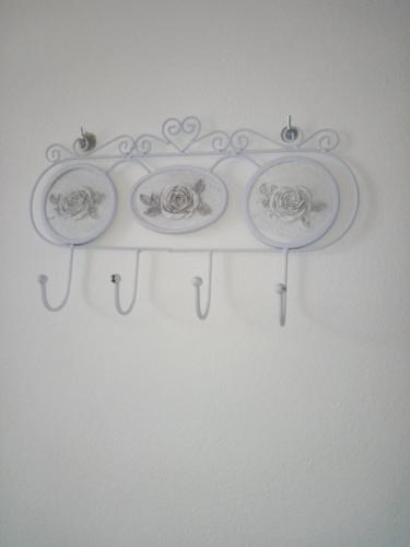 a white shelf with two plates on a wall at Platea Oche in Sutri