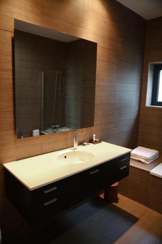 a bathroom with a sink and a mirror at Casa dos Arcos in Caramulo