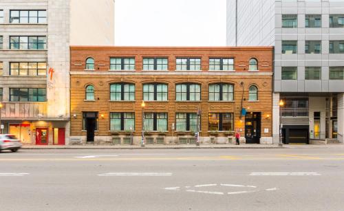 a brick building on the side of a city street at Les Lofts Charest - Par Les Lofts Vieux-Québec in Quebec City