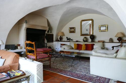 sala de estar con sofá y espejo en Chambre d'Hôtes le Jas des Sagnières, en Sigoyer