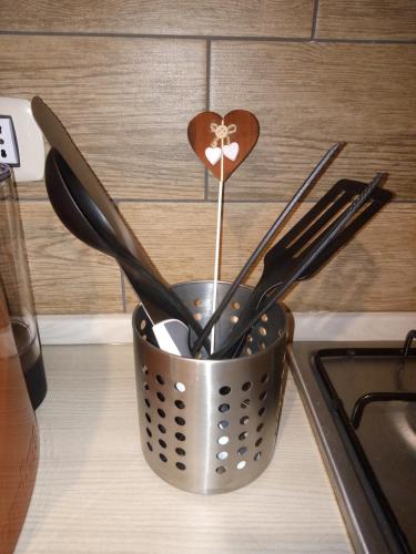 a container filled with utensils on a kitchen counter at Platea Oche in Sutri