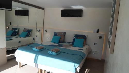 a bedroom with two beds and a mirror at Villa Perle De La Mer in Saint-Aygulf