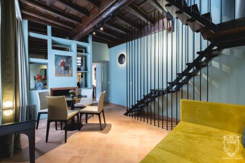 ローマにあるResidenza Spadaの階段、テーブル、椅子が備わる客室です。