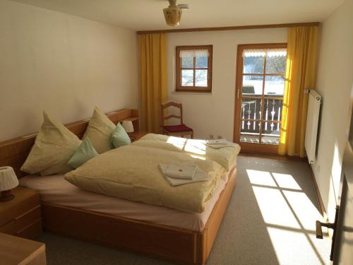 Ένα ή περισσότερα κρεβάτια σε δωμάτιο στο Ferienwohnung Sachrang