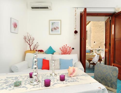 米諾利的住宿－Mirtillo by Amalfivacation，一间设有一张床和一张带紫色蜡烛的桌子的房间