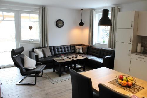 een woonkamer met een bank en een tafel bij Haus Kornfeld in Oberlangen
