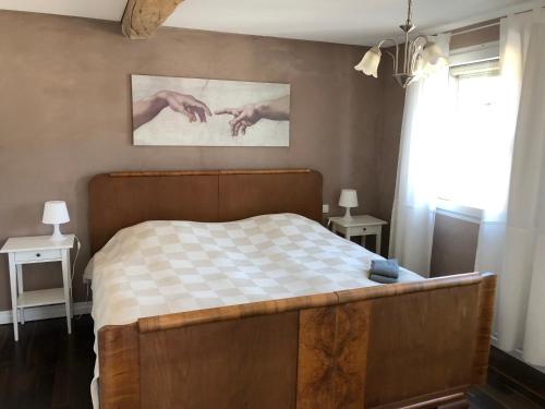 um quarto com uma cama com um cobertor xadrez em 4-Sterne Ferienhaus Achat-Alm mit E-Ladestation em Vollmersbach