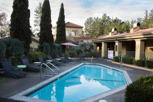 una piscina frente a una casa en Sonoma Coast Villa en Bodega