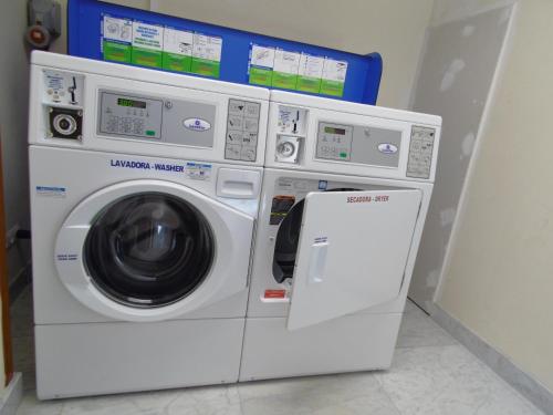 a washer and dryer in a room at Hotel Apartamentos Solimar in Calafell