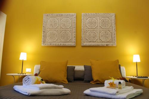 Una habitación con una cama con dos toallas. en Costantino Primo Holiday - Roma St.Pietro, en Roma