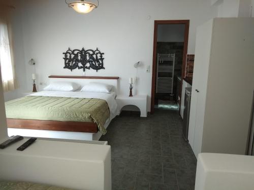 Un dormitorio con una cama y una habitación con pasillo. en Villa Ateni, en Gavrion