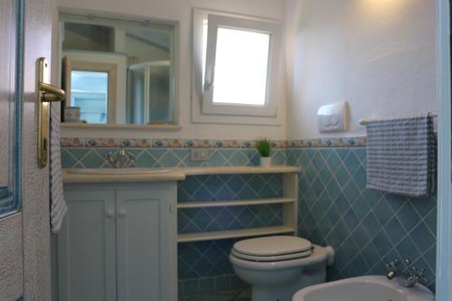 Bilik mandi di Lovely Beach House