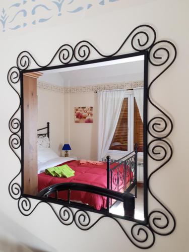 einen Spiegel an der Wand mit einem Bett in einem Zimmer in der Unterkunft Appartamento Mestrino in Prasco