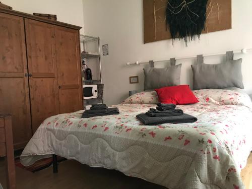 ジェノヴァにあるB&B U Senteのベッドルーム1室(赤い枕付きのベッド1台付)