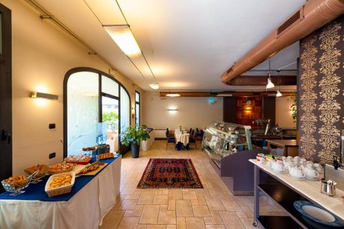 a buffet line in a restaurant with food at Wine Hotel San Giacomo Activity & Wellness in Paderno del Grappa