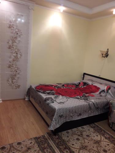 ピャチゴルスクにある1-комнатная квартираのベッドルーム1室(ベッド1台付)